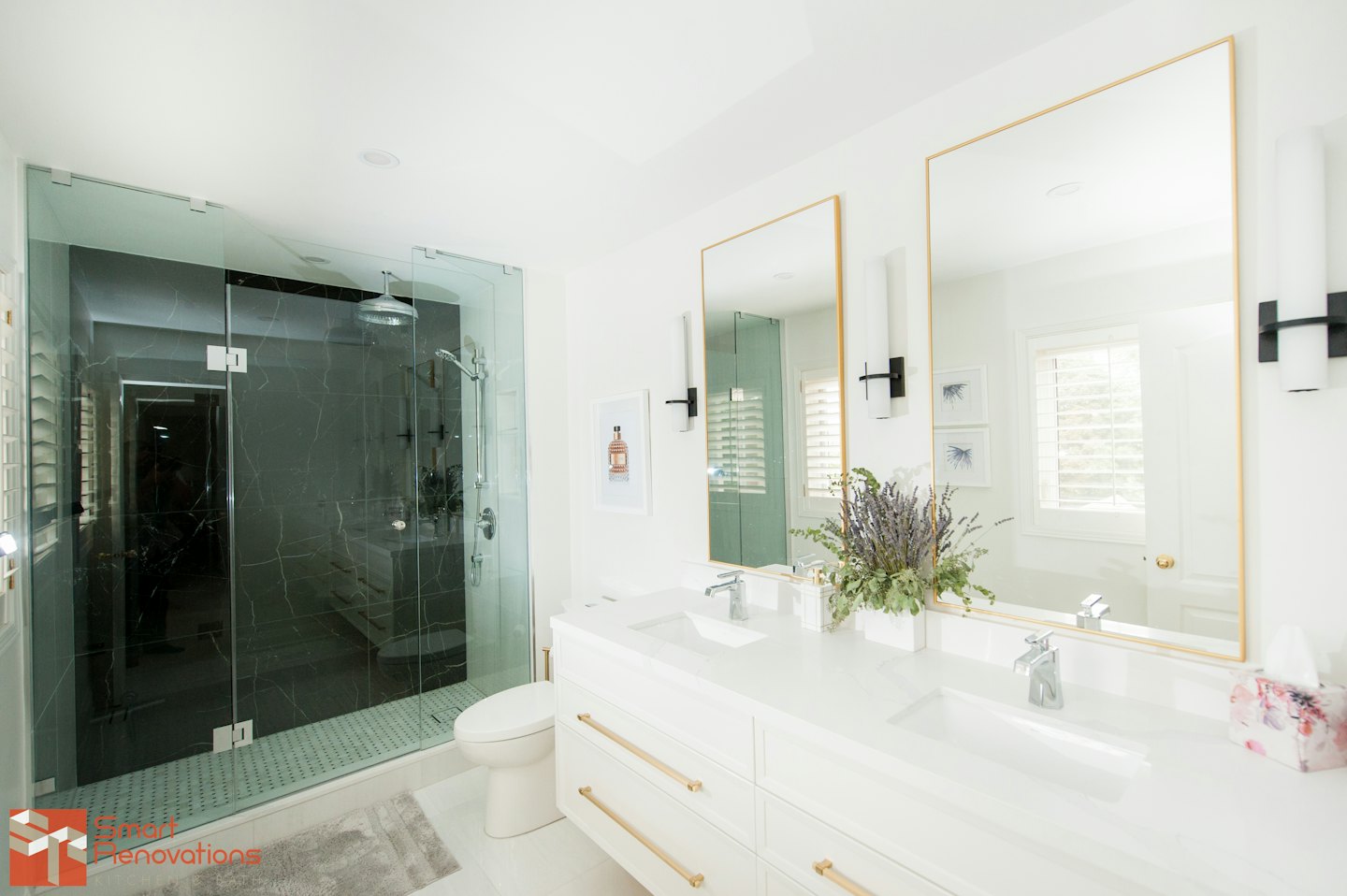 Modernes Badezimmer mit Glasdusche und Doppelwaschtisch.